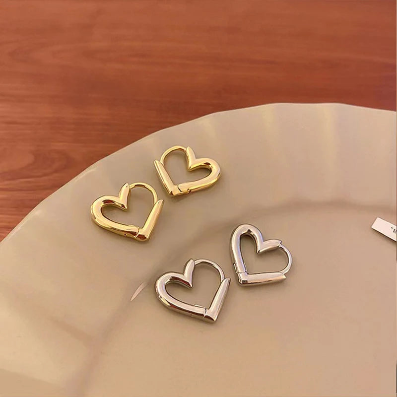 Kolczyki LOVE Heart ze srebra 925 – klasyczne sztyfty z cyrkonią