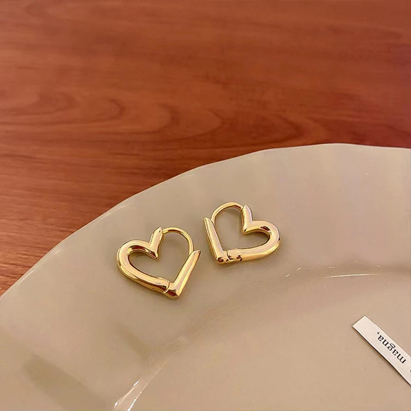 Kolczyki LOVE Heart ze srebra 925 – klasyczne sztyfty