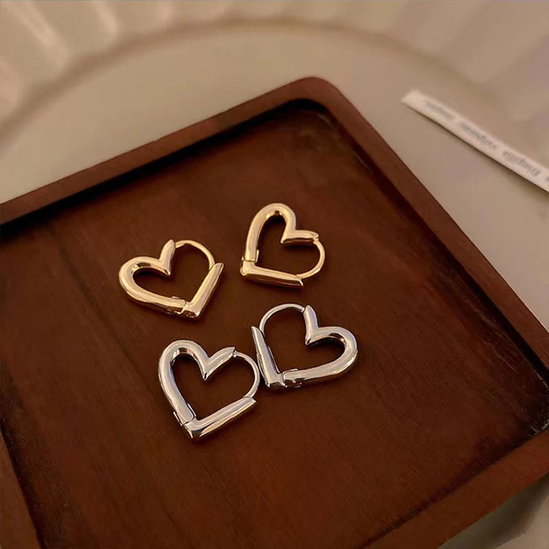 Kolczyki LOVE Heart ze srebra 925 – klasyczne sztyfty z cyrkonią